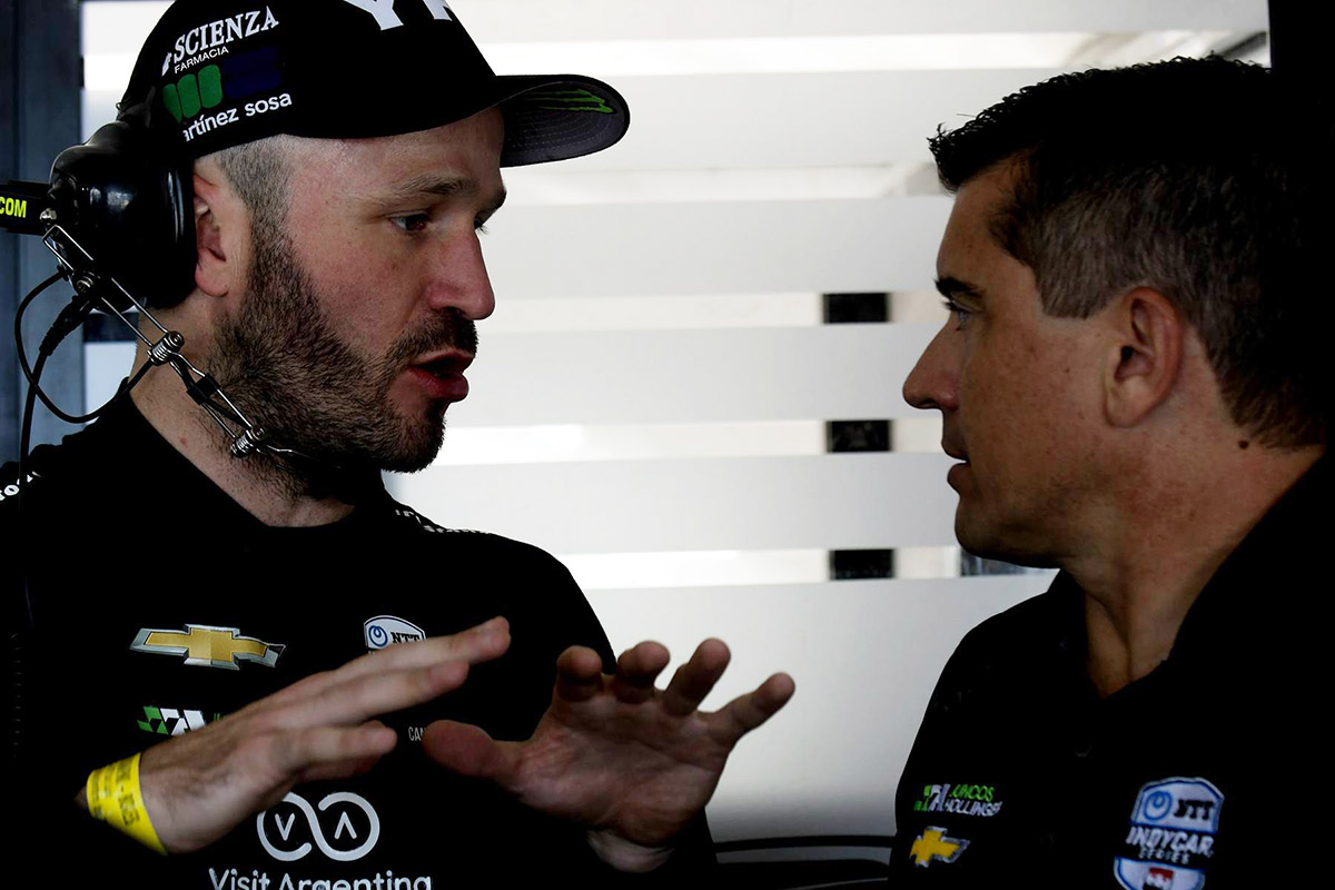 Canapino hablando con Juncos.