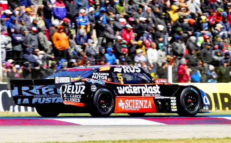Mangoni pasa con el Chevrolet por la tribuna de San Luis