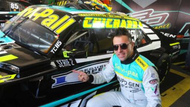 De Carlo señalando el Chevrolet.