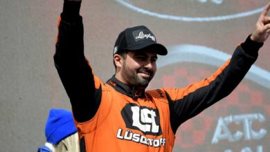 Lambiris festeja con los brazos en alto.