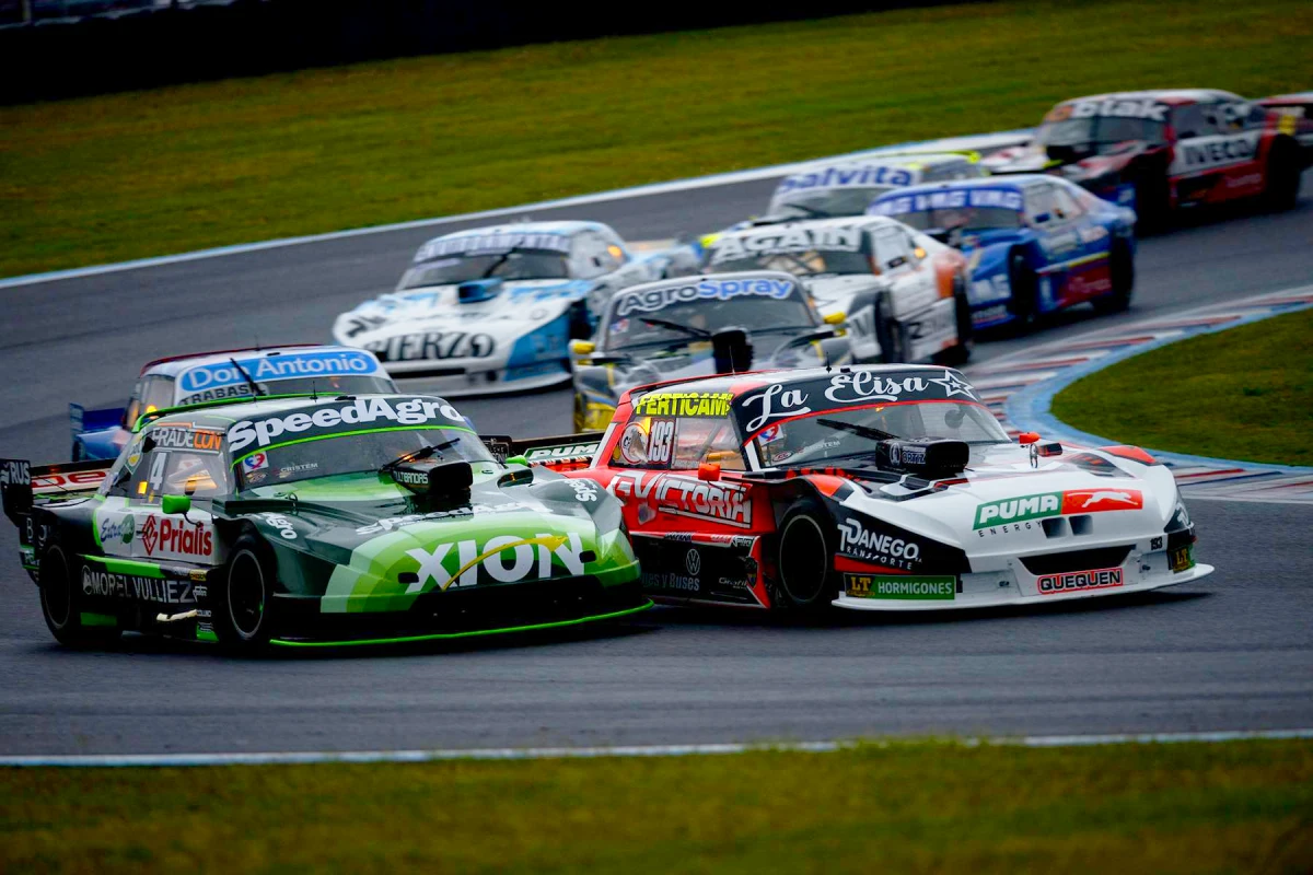 Autos del TC Pista doblando una curva