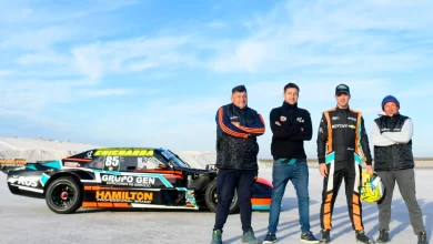 Risatti posa con los mecánicos y su Chevrolet