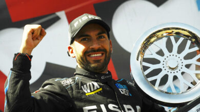 Julián Santero sonriendo con el trofeo en la mano.