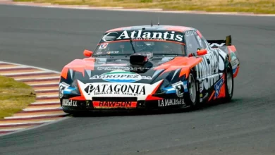 Valle manejando su auto de carreras.