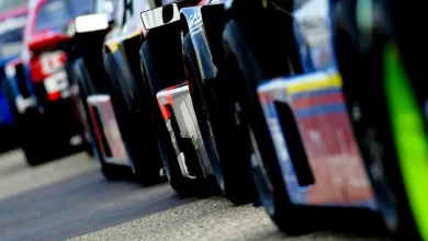 Fila de autos de TC desde atrás