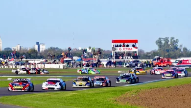 Fila india de autos de TC en Rafaela