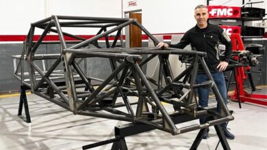 Gianini junto a la estructura del Mustang de TC.
