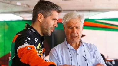 Jonatan Castellano charla con el Pincho en boxes