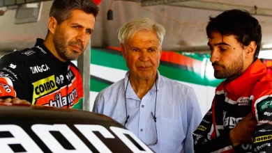 Jonatan y Oscar Castellano serios con el Dodge.