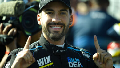 Santero sonriendo.