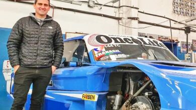 Savino posando junto al Ford.