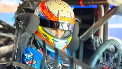 Spataro con el casco puesto arriba del auto