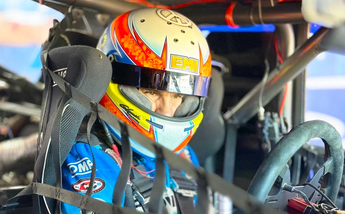 Spataro con el casco puesto arriba del auto