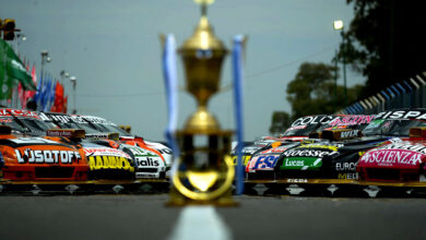 Autos de TC estacionados frente a la Copa.