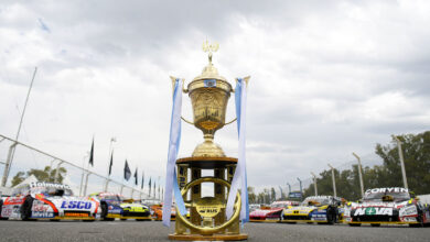 La Copa delante de los autos de TC.