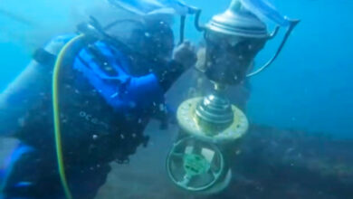 Urcera buceando con la Copa de Oro.