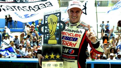 Mariano con el trofeo de ganador.