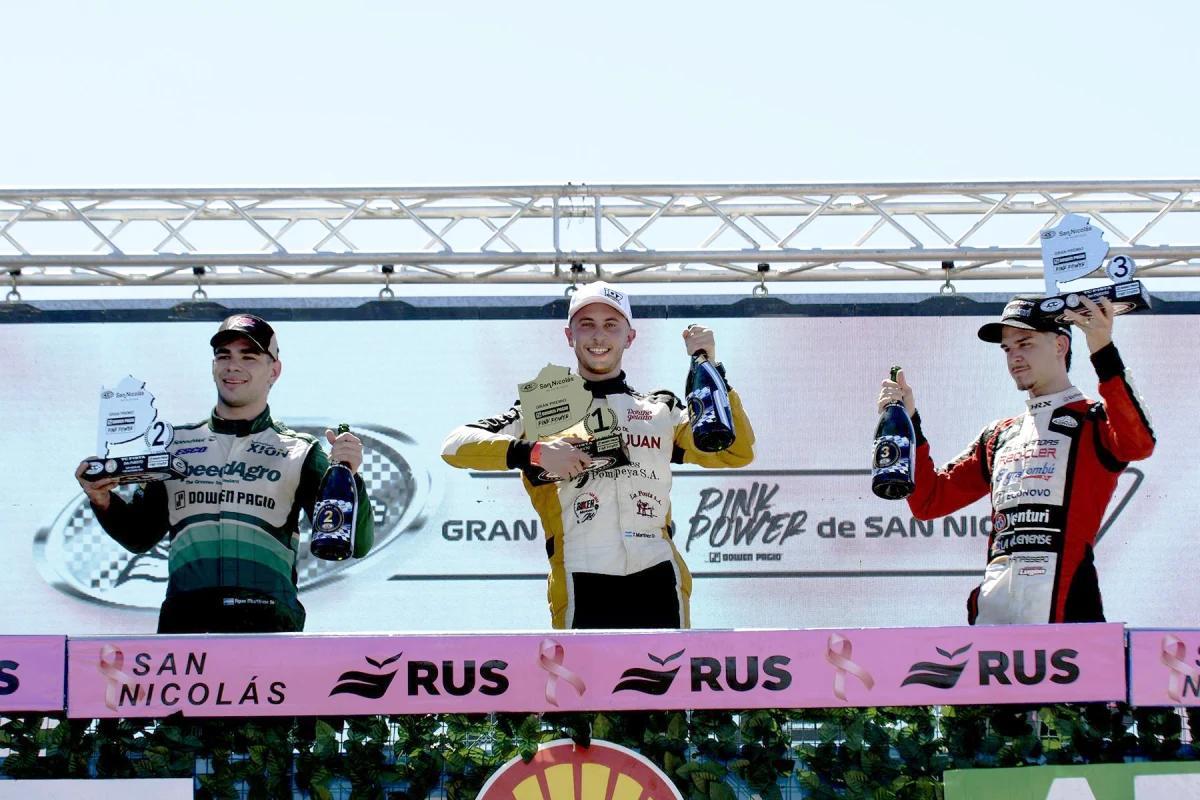 Tobías Martínez, Agustín Martínez y Rodrigo Lugón celebrando en el podio.