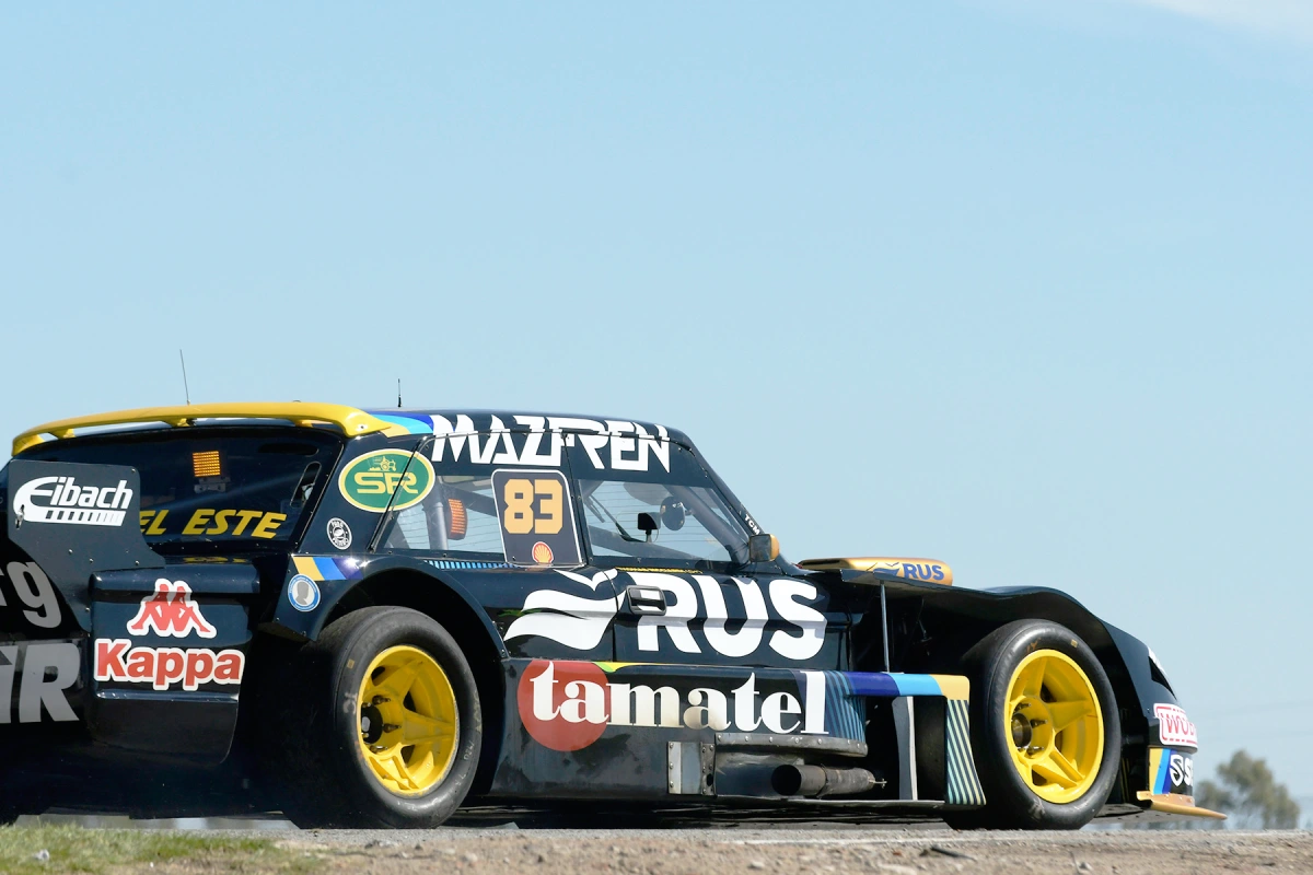 Ricciardi sobre su auto en el asfalto de La Plata.