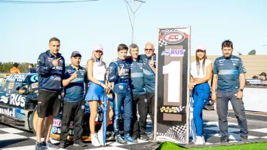 Ricciardi celebrando con su equipo.