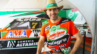 Casetllano sonriente en los boxes de Rafaela con el Dodge