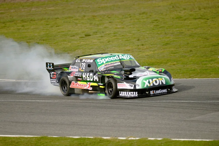 Alan Cifre frenando en el circuito de La Plata.