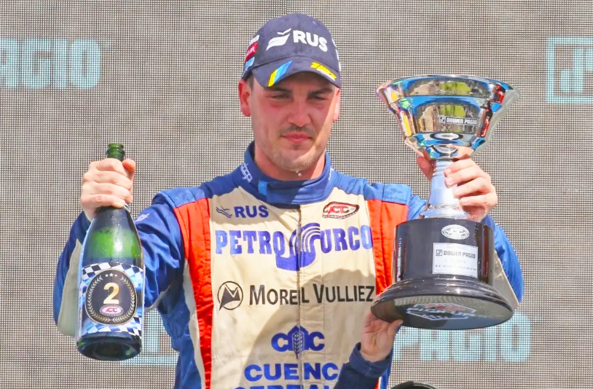 Craparo celebra en el podio de TC Pista Pick Up