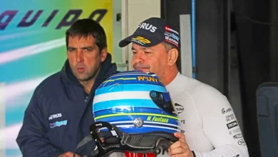 Fontana con el casco en la mano