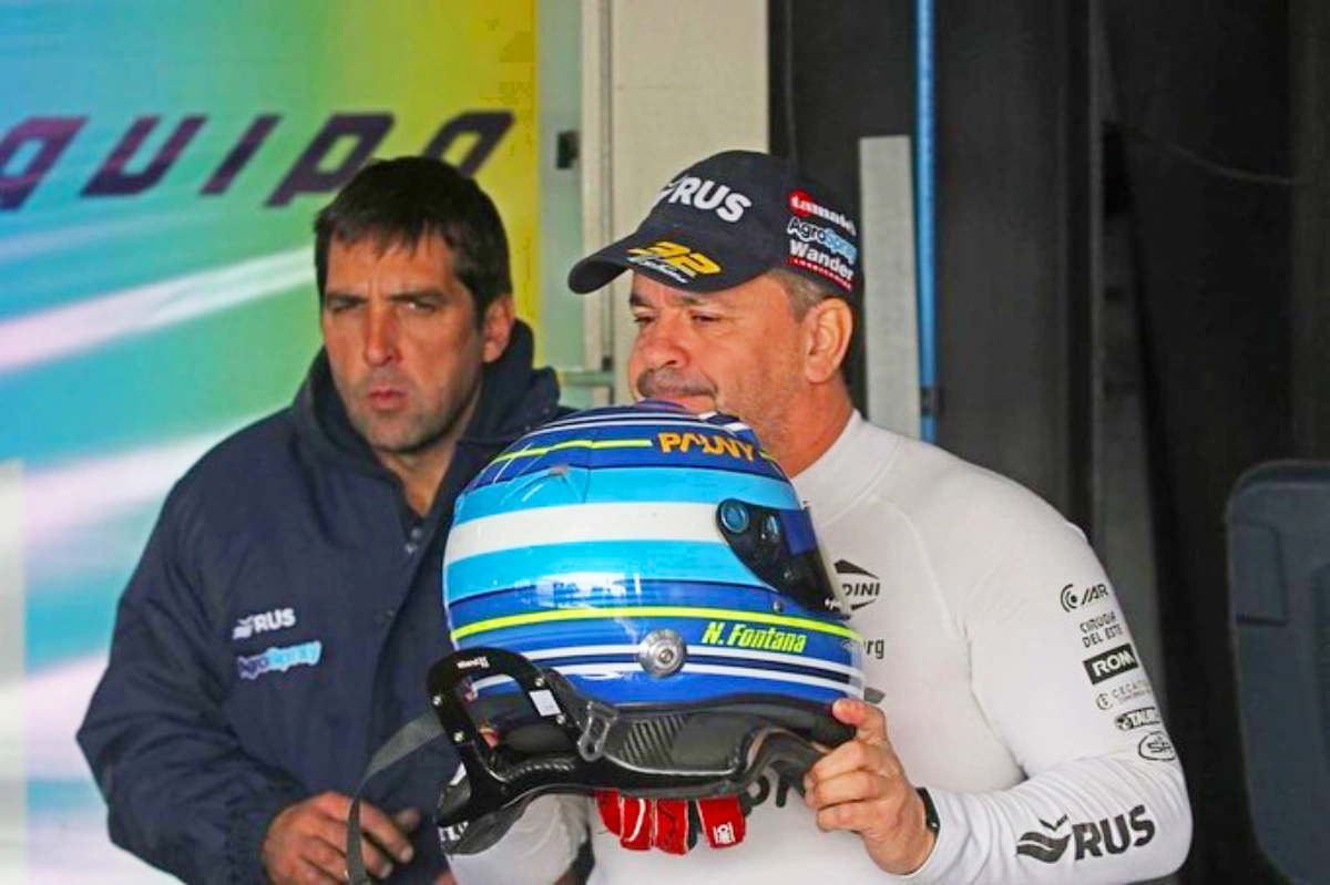Fontana con el casco en la mano