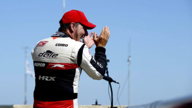 Mazzacane aplaudiendo.