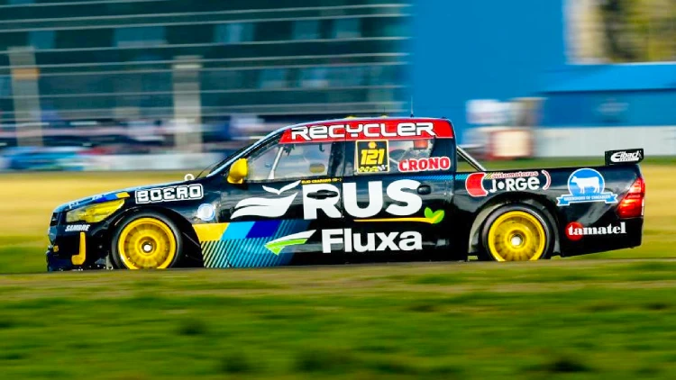 Hilux de Craparo girando en La Plata