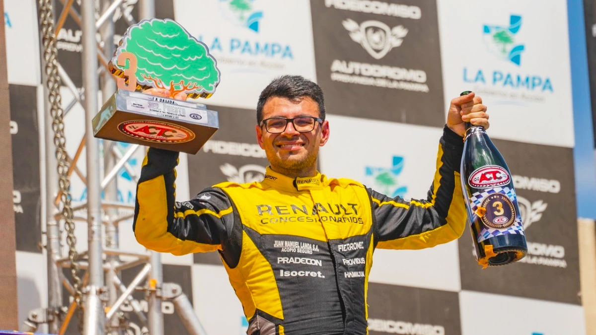 Landa festeja en el podio de Toay con el trofeo
