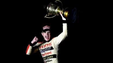 Scialchi levantando el trofeo.