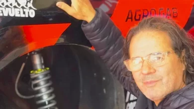 Alifraco al lado de un TC desarmado en boxes