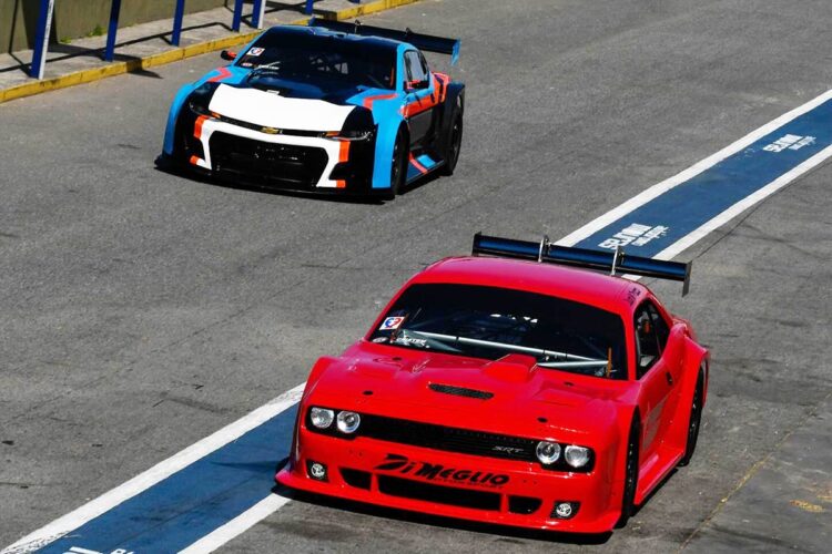 Challenger y Camaro de TC en la pista de La Plata.