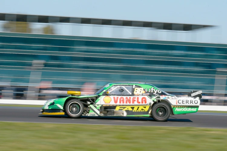 Fain conduciendo en el circuito de La Plata.
