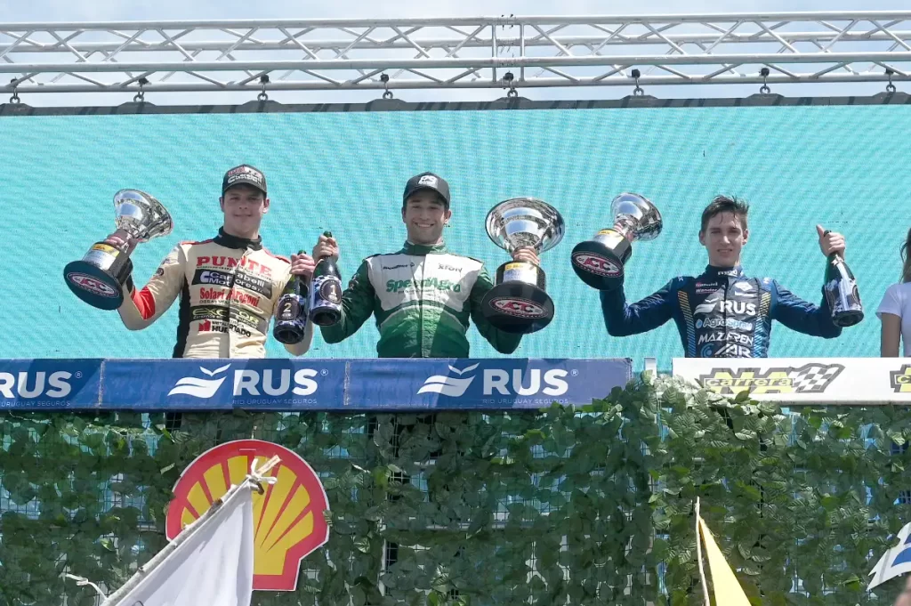 El podio de la fecha 15 del TC Mouras en La Plata. De izquierda a derecha: Scialchi (2°), Fain (1°) y Ricciardi (3°).