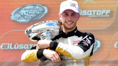 Tobías Martínez posando con un trofeo.