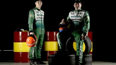 Agustín Martínez y su padre, Omar, posando.