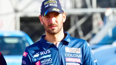 Ardusso mira serio a la cámara