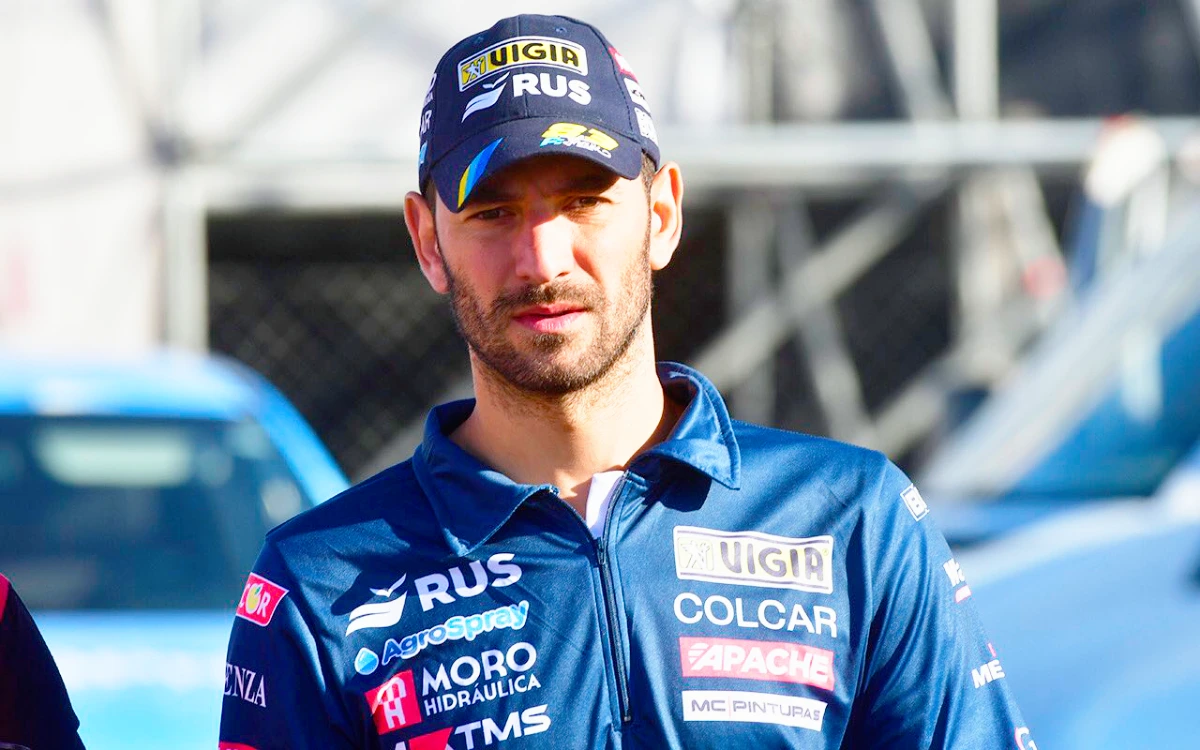 Ardusso mira serio a la cámara