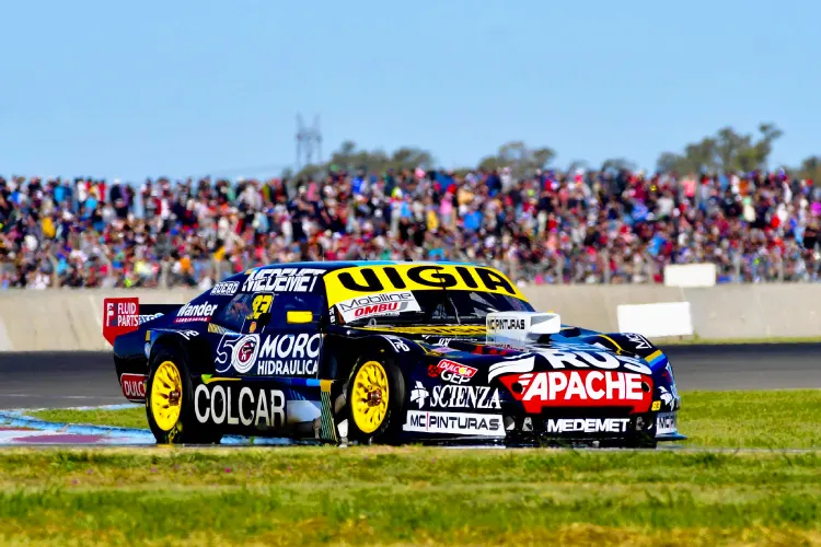 El Chevrolet de Ardusso doblando