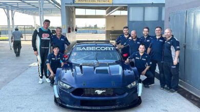 Integrantes del DTA junto al Mustang.