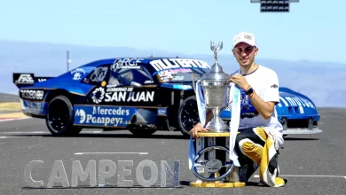 Tobías Martínez posando con la Copa de Plata y su auto atrás.