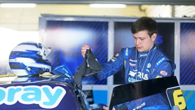 Matías Canapino subiéndose a su auto de carreras.