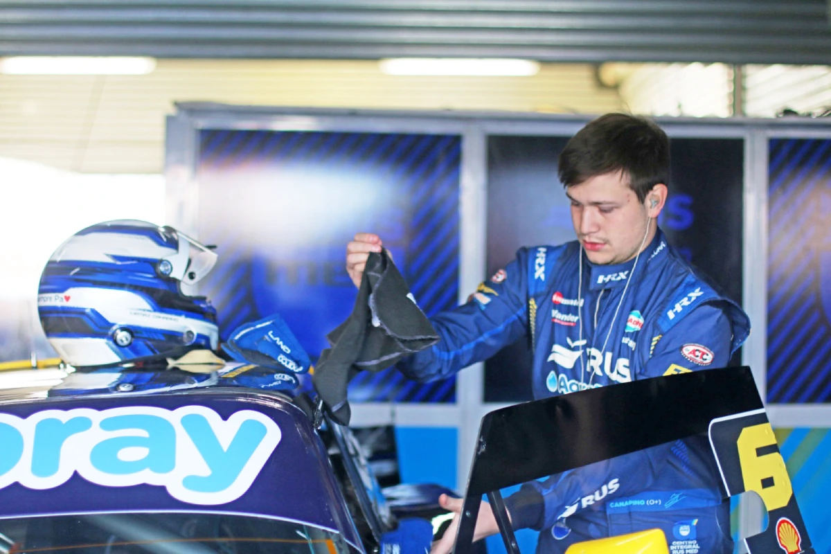Matías Canapino subiéndose a su auto de carreras.