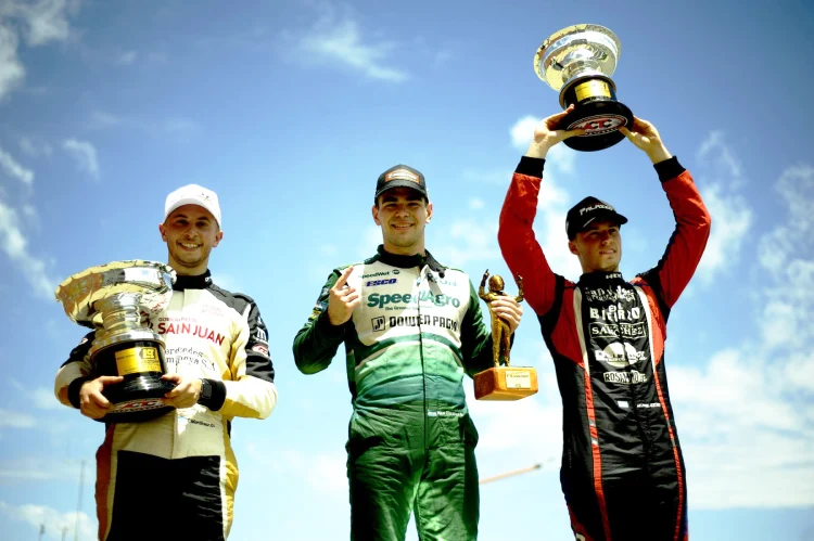 Tobías Martínez, Agustín Martínez y Hernán Palazzo celebrando en el podio de La Pampa.