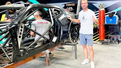 Risatti posa con el Camaro en el taller