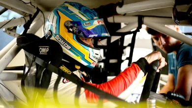 Scialchi a bordo de su auto.