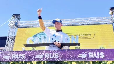 Tobías Martínez festejando en el podio